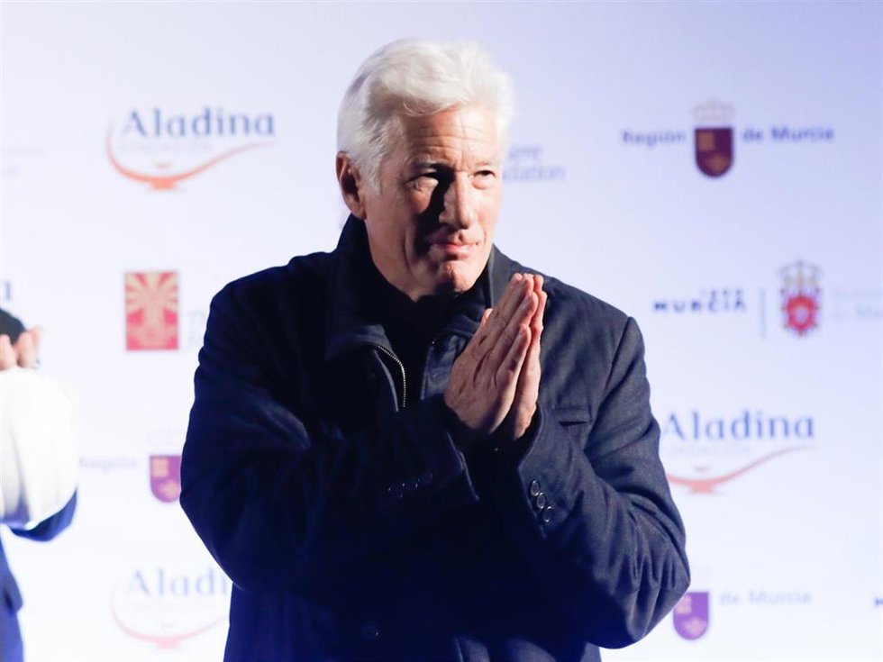El actor Richard Gere (c) durante la colocación de la primera piedra del Gimnasio Pediátrico Aladina, en el Hospital Materno Infantil Virgen de La Arrixaca, a 28 de noviembre de 2025, en Murcia (España).