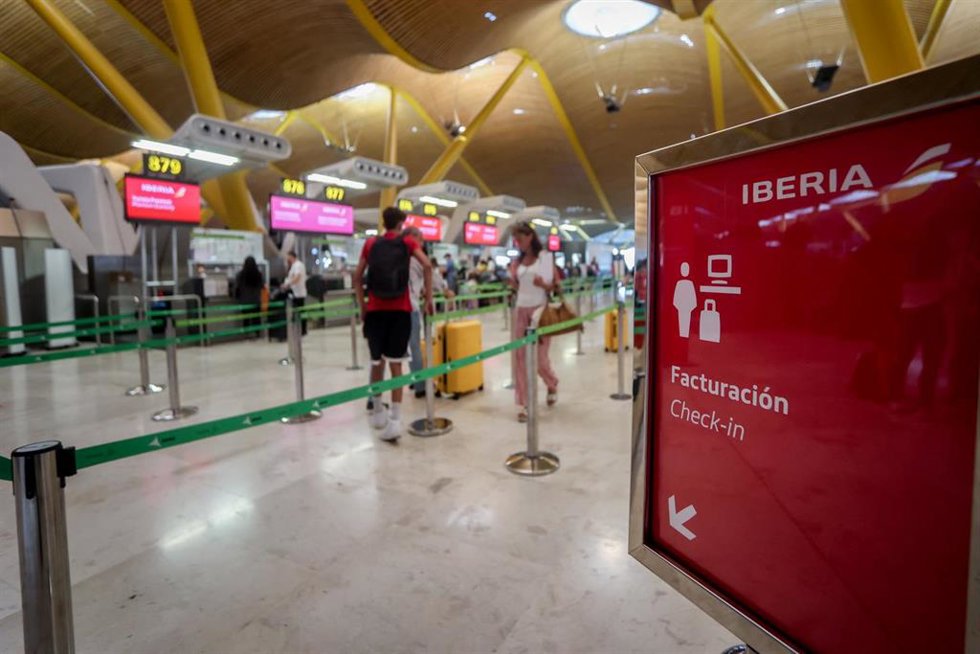 Archivo - Varios pasajeros esperan para obtener sus tarjetas de embarque y facturar su equipaje en el día en que ha dado comienzo una huelga de los tripulantes de cabina de Iberia Express, en la T4 del Aeropuerto Adolfo Suárez Madrid-Barajas, a 28 de ag