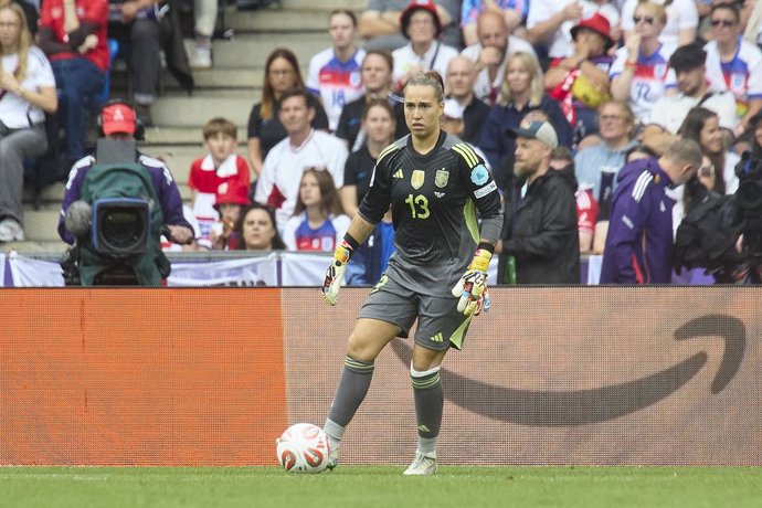 Archivo - Cata Coll of Spain in action during the UEFA Women's EURO 2025 Final match played between England and Spain at St. Jakob-Park on July 27, 2025 in Basel, Switzerland.