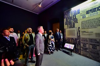 Collboni en la visita a l'exposició ?Vindran les dones? en el Museu Cabanyes