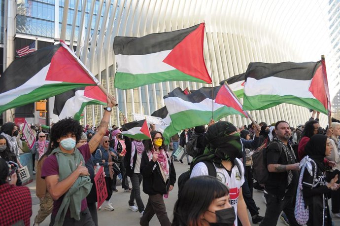 Archivo - April 17, 2025, New York, United States: Pro-Palestine demonstrators march waving Palestinian flags past the Oculus building at the World Trade Center. Demonstrators in Manhattan on Palestinian Prisoners' Day demanded Israel to release Palestini