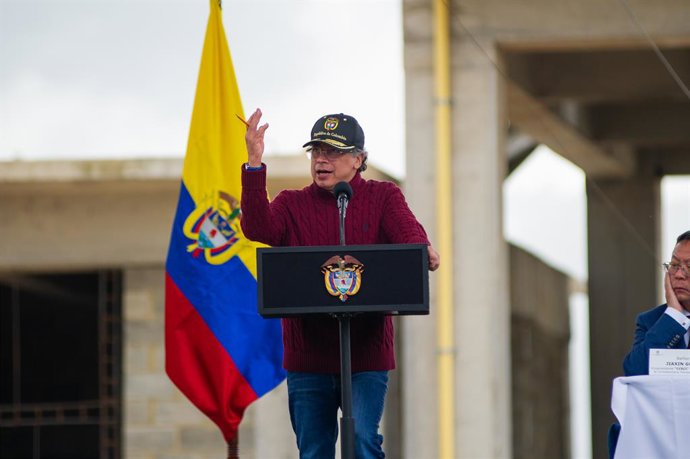 Archivo - Arquivo - 17 de junho de 2025, Facatativa, Cundinamarca, Colômbia: O presidente colombiano Gustavo Petro participa de um evento de lançamento do sistema de trens suburbanos RegioTram, que visa conectar municípios e cidades próximas com o distrit