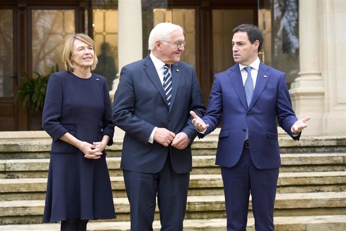 El lehendakari, Imanol Pradales (d), recibe al presidente de la República Federal de Alemania, Frank-Walter Steinmeier (c), y a la primera dama de Alemania, Elke Büdenbender (i), en el palacio de Ajuria Enea, a 28 de noviembre de 2025, en Vitoria-Gasteiz