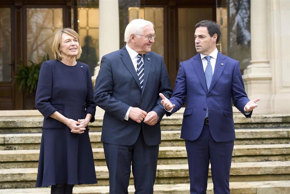 El lehendakari, Imanol Pradales (d), recibe al presidente de la República Federal de Alemania, Frank-Walter Steinmeier (c), y a la primera dama de Alemania, Elke Büdenbender (i),  en el palacio de Ajuria Enea, a 28 de noviembre de 2025, en Vitoria-Gaste