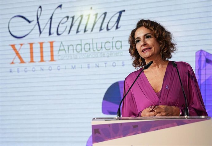 La vicepresidenta primera del Gobierno y ministra de Hacienda, María Jesús Montero, interviene en el acto de entrega de los premios Reconocimientos Menina Andalucía 2025. A 28 de noviembre de 2025, en Lebrija, Sevilla (Andalucía, España). Los ‘Reconocimie