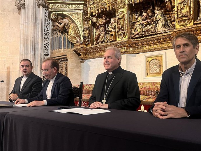 El deán de la Catedral, Félix Castro; el vicario general de la diócesis, Carlos Izquierdo; el arzobispo, Mario Iceta; y el arquitecto, José Manuel Álvarez.