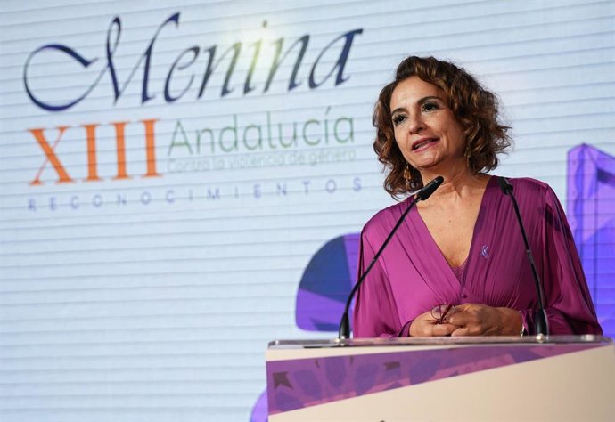 La vicepresidenta primera del Gobierno y ministra de Hacienda, María Jesús Montero, interviene en el acto de entrega de los premios Reconocimientos Menina Andalucía 2025. A 28 de noviembre de 2025, en Lebrija, Sevilla (Andalucía, España). Los ‘Reconocimie