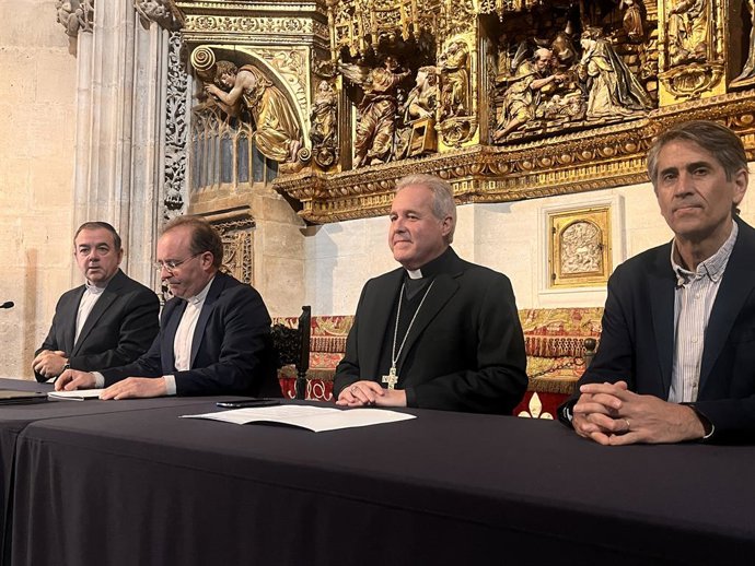 El deán de la Catedral, Félix Castro; el vicario general de la diócesis, Carlos Izquierdo; el arzobispo, Mario Iceta; y el arquitecto, José Manuel Álvarez.