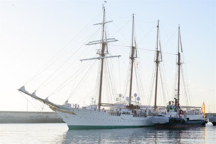 Archivo - El buque escuela 'Juan Sebastián de Elcano' a su llegada al puerto de Santa Cruz de Tenerife con motivo de una escala en la isla como paso previo a partir hacia América, a 17 de enero de 2025, en Santa Cruz de Tenerife, Tenerife, Canarias (Españ