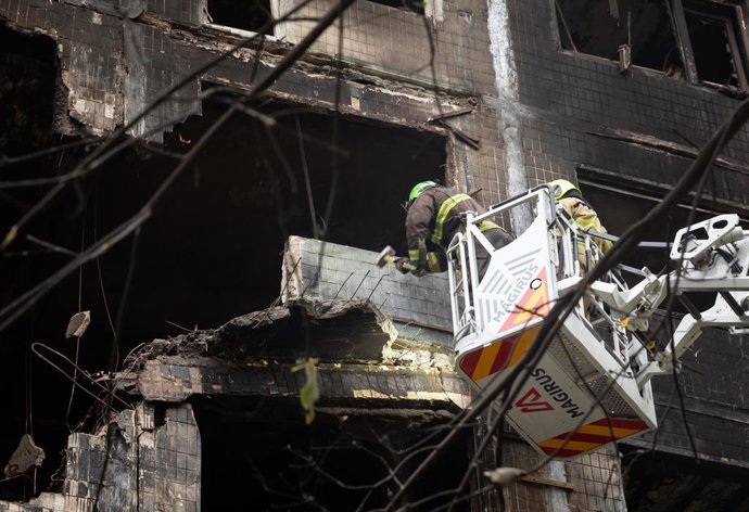 Archivo - September 28, 2025, Kyiv, Ukraine: Rescue workers seen actively clearing debris from a heavily burned and structurally damaged Kyiv residential building following a Russian air attack, alongside sections with shattered windows. Following a massi
