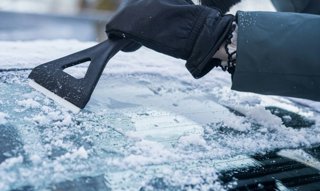 Mezclar vinagre y agua: para qué sirve y por qué se recomienda para eliminar el hielo de los cristales del coche