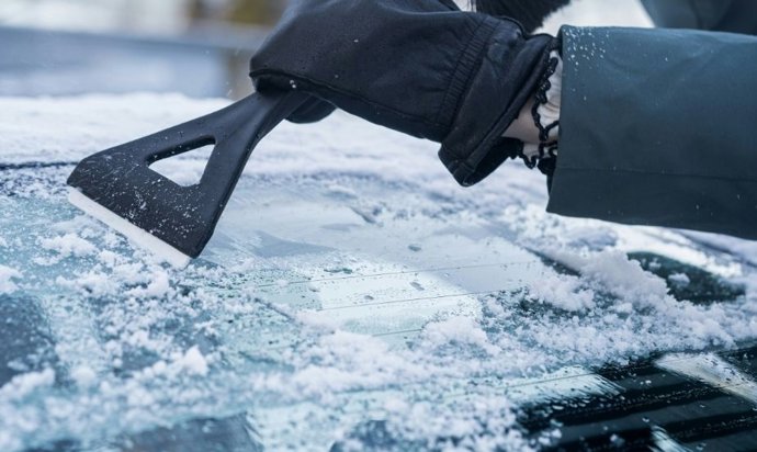 Mistura de vinagre e água: para que serve e por que é recomendada para remover o gelo dos vidros do carro