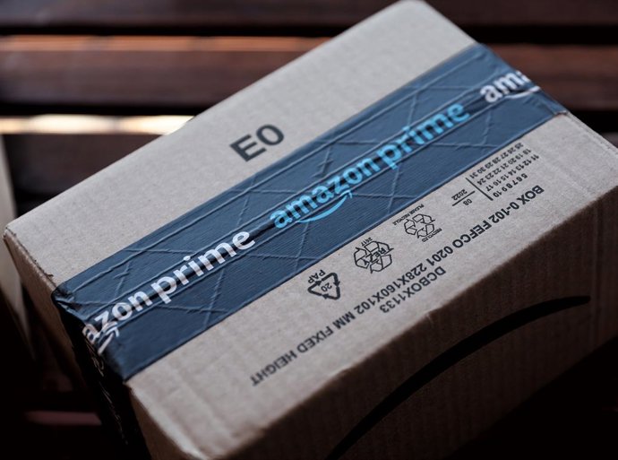 Archivo - Un paquete de Amazon, a 1 de septiembre de 2022, en Madrid (España). La Comisión Nacional de los Mercados y la Competencia (CNMC) ha publicado su Informe Anual del Sector Postal 2021, donde se refleja que la empresa de comercio electrónico Amazo