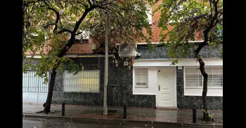 Vecinos de Vallecas alertan del auge de comercios que cierran sus persianas para abrir como viviendas, cada vez más VUT