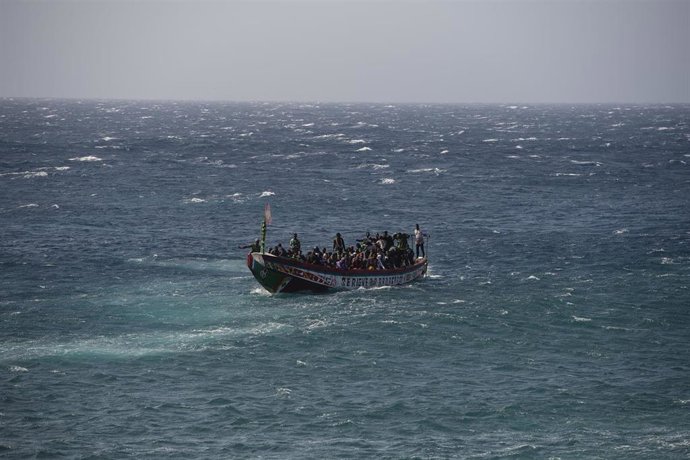Archivo - Primer cayuco a su llegada al puerto de La Restinga, a 22 de agosto de 2024, en El Hierro, Canarias (España).