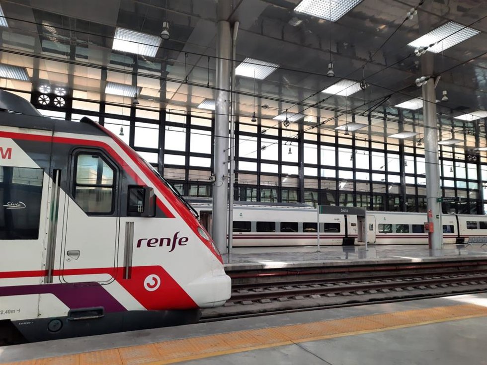 Archivo - Un tren de Renfe en la estación de Cádiz.