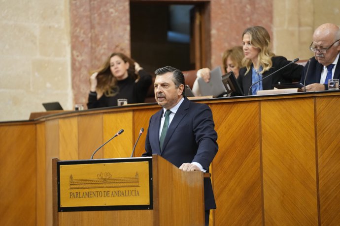 El portavoz del Grupo Parlamentario Popular, Toni Martín, interviene en la segunda y última jornada del Debate sobre el Estado de La Comunidad. A 28 de noviembre de 2025, en Sevilla (Andalucía, España).