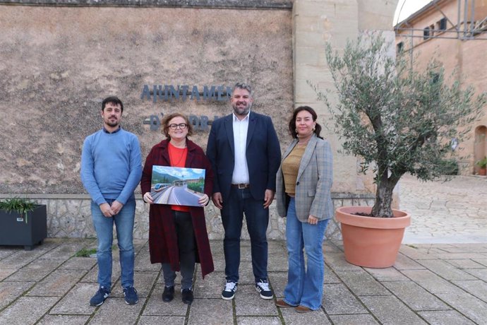 El coordinador general de MÉS per Mallorca y portavoz de la formación en el Parlament, Lluís Apesteguia, junto a la regidora de MÉS per Andratx, Ruth Mateu, y otros representantes del partido ecosoberanista