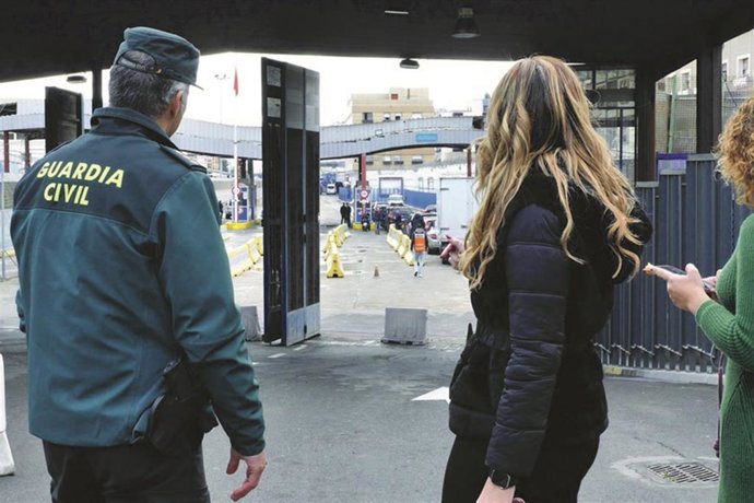 La delegada del Gobierno en Melilla, Sabrina Moh, en una de las expediciones de reapertura de la aduana.