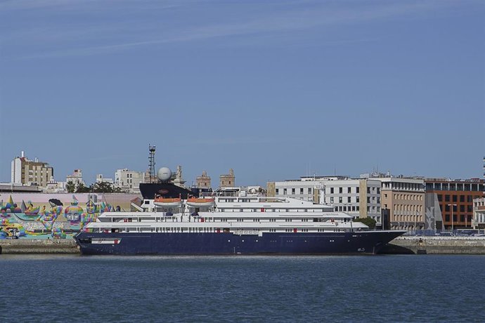 Un crucero anclado en el muelle del Puerto de Cádiz