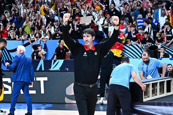Archivo - September 14, 2025, Riga, Riga, Latvia: Head Coach Alex Mumbru of Germany celebrating the victory during the FIBA EuroBasket 2025 Final between Türkiye and Germany at Xiaomi Arena on September 14, 2025, in Riga, Latvia.,Image: 1037345071, Licens