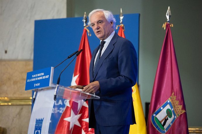 Archivo - El presidente de CEIM y vicepresidente de la CEOE, Miguel Garrido de la Cierva, durante la firma del acuerdo entre el Ayuntamiento de Madrid, CEIM y los sindicatos CCOO y UGT sobre el 'Plan de Industria de la Ciudad de Madrid 2025-2027'