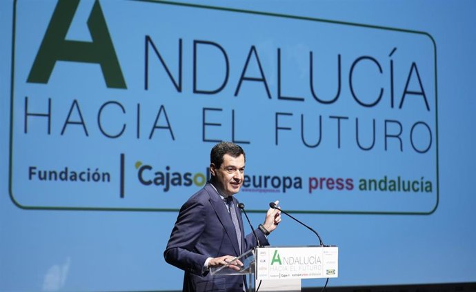 El presidente de la Junta de Andalucía, Juanma Moreno interviene en el acto inaugural de la jornada 'Andalucía hacia el futuro' patrocinada por Europa Press y Fundación Cajasol. A 18 de noviembre de 2025, en Sevilla (Foto de archivo).