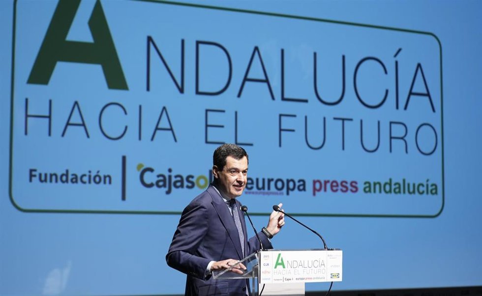 El presidente de la Junta de Andalucía, Juanma Moreno interviene en el acto inaugural de la jornada 'Andalucía hacia el futuro' patrocinada por Europa Press y Fundación Cajasol. A 18 de noviembre de 2025, en Sevilla (Foto de archivo).