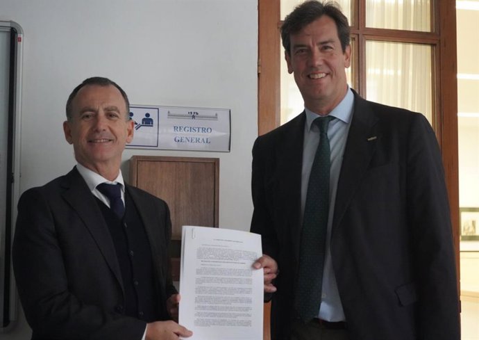 El portavoz adjunto del Grupo Popular y diputado por Almería, Pablo Venzal, y el también diputado almeriense Juan José Salvador, en la presentación de la iniciativa en el Registro del Parlamento.