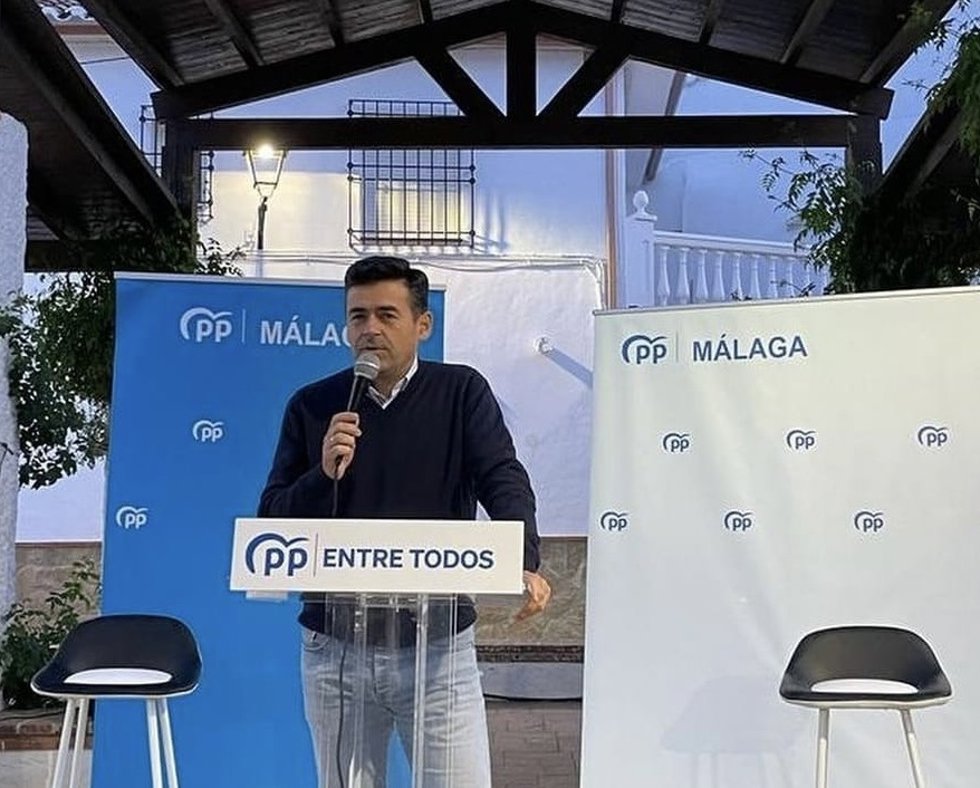 El vicesecretario de Agua y Desarrollo Sostenible del PP Málaga, Antonio Alés, ha pedido al Gobierno ayudas extraordinarias para los viñedos afectados por el hongo mildiu, que sólo en la comarca de la Axarquía ha llegado a mermar el 62% de la producción.