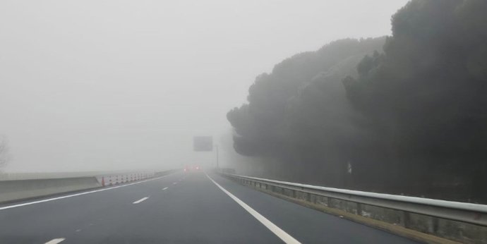 Archivo - Tramo de autovía afectada por la niebla