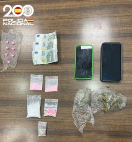 Sustancias estupefacientes y dinero en efectivo fraccionado intervenidos por la Policía Nacional