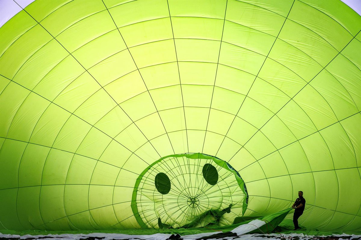 Un globo aerostático se cae sobre un tendido de alta tensión en Villalobar de Rioja sin que haya habido daños personales