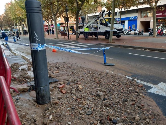 Situación en la que se econtraba Avenida de la Paz tras el reventón de una tubería a primera hora de este sábado