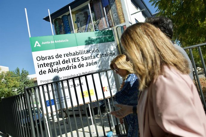 Archivo - La consejera de Desarrollo Educativo y Formación Profesional, María del Carmen Castillo, en una visita al IES Santa Catalina poco antes del inicio de las obras.