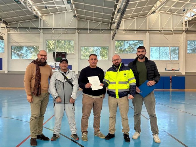 El alcalde de El Puerto de Santa María (Cádiz), Germán Beardo, en el centro de la imagen con el nuevo contrato de mantenimiento de instalaciones deportivas.