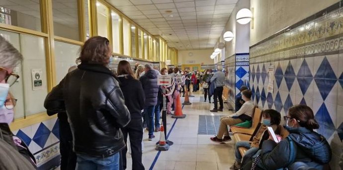 Colas en el Hospital Nuestra Señora de Gracia de Zaragoza este sábado 29 de noviembre en la convocatoria de vacuna sin cita previa para los grupos recomendados.