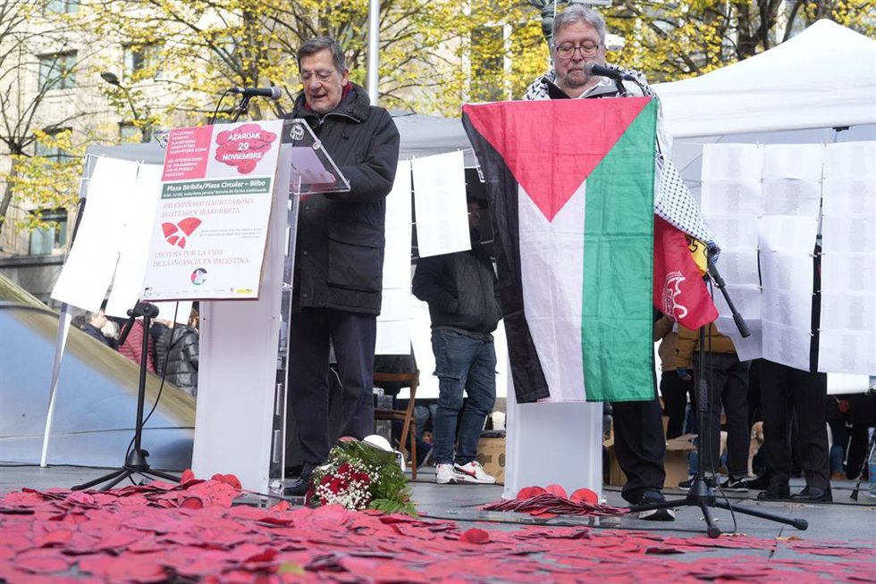 El expresidente del TSJPV, Juan Luis Ibarra, y el exararteko, Manu Lezertua, en la lectura ininterrumpida de los nombres de los más de 20.000 niños asesinados en Gaza