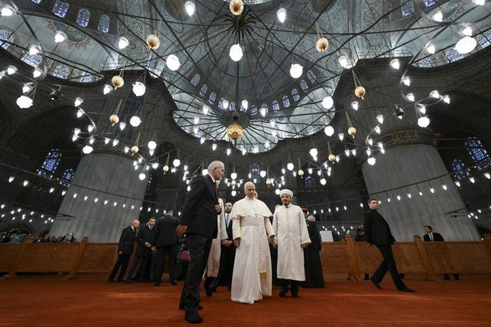 El Papa visita la Mezquita Azul de Estambul el 29 de noviembre de 2025. Photo: Vatican Media/IPA via ZUMA Press/dpa