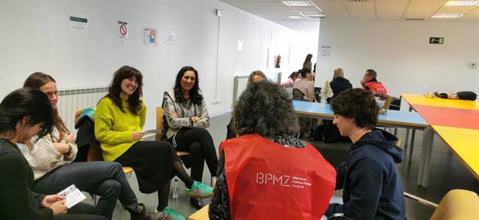 La consejera municipal de Cultura, Educación y Turismo, Sara Fernández, y la concejal de Educación, Paloma Espinosa, escuchan varios testimonios de la iniciativa Libors Humanos