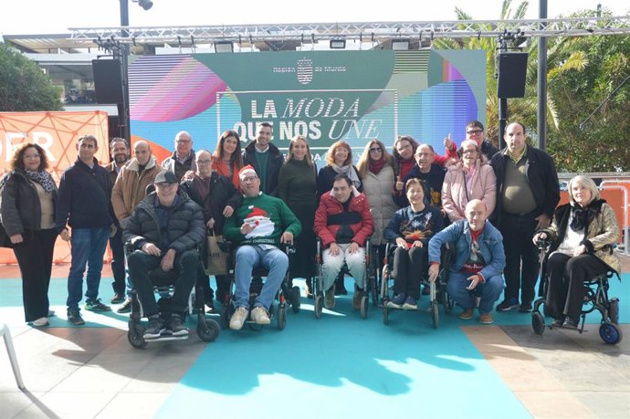 La consejera de Política Social, Familias e Igualdad, Conchita Ruiz, asistió al desfile de moda inclusivo 'La moda que nos une'.