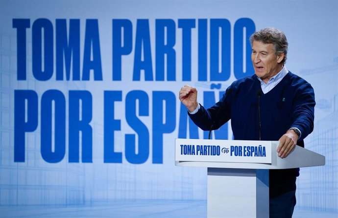 El presidente del Partido Popular, Alberto Núñez Feijóo, durante la segunda jornada del II Foro de las Grandes Ciudades del PP, en Fórum Evolución, a 29 de noviembre de 2025, en Burgos