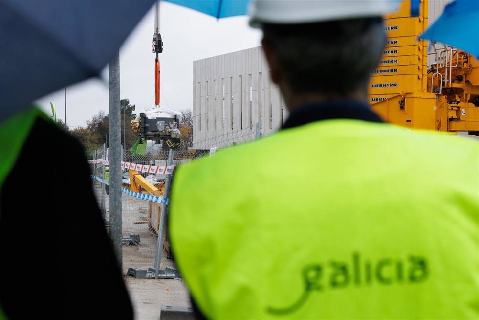 El presidente de la Xunta, Alfonso Rueda, presencia la instalación del acelerador de protones del futuro Centro de Protonterapia