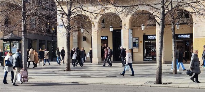 Compras en comercios del Paseo de la Independencia de Zaragoza.