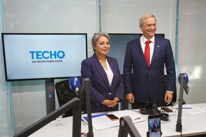 Santiago, 27 de Noviembre de 2025.   Debate Presidencial del Hogar de Cristo en Radio Cooperativa   Candidatos presidencial en el estudio  Diego Martin /Aton Chile