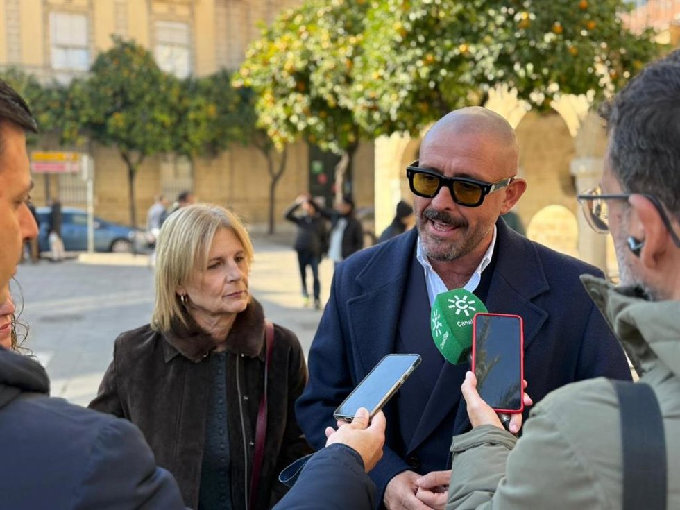 El vicesecretario general de Educación e Igualdad del PP, Jaime de los Santos, este sábado en declaraciones a los medios junto a la presidenta provincial de este partido y alcaldesa de Jerez, María José García-Pelayo.
