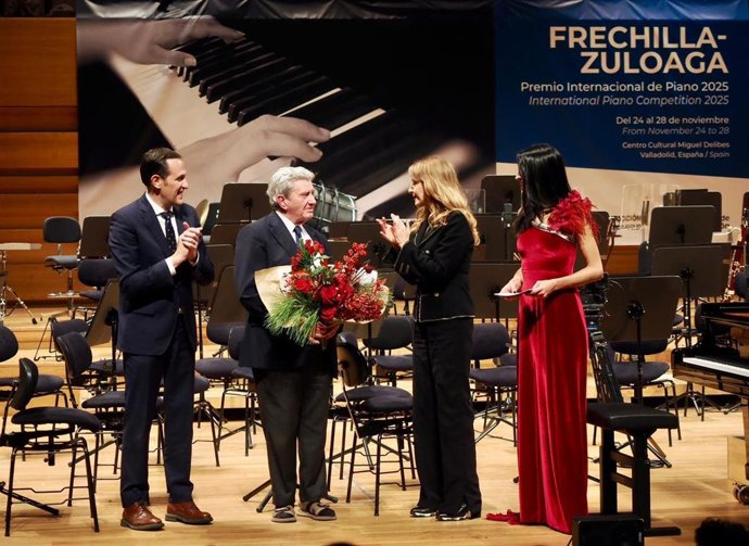 El presidente de la Diputación de Valladolid, Conrado Íscar, y la viceconsejera de Acción Cultural, Mar Sancho, en la entrega de premios