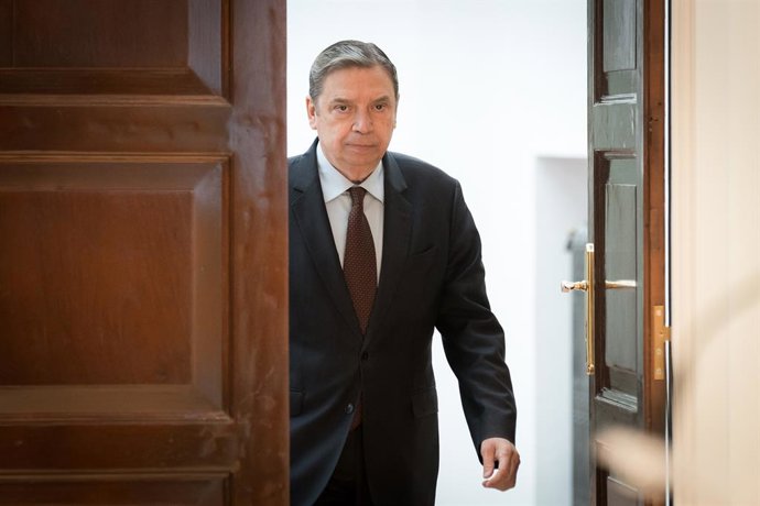 El ministro de Agricultura, Pesca y Alimentación, Luis Planas, ofrece una rueda de prensa tras la detección de seis casos de peste porcina africana en animales silvestres, en la sede del ministerio, a 29 de noviembre de 2025, en Madrid (España). Seis jaba