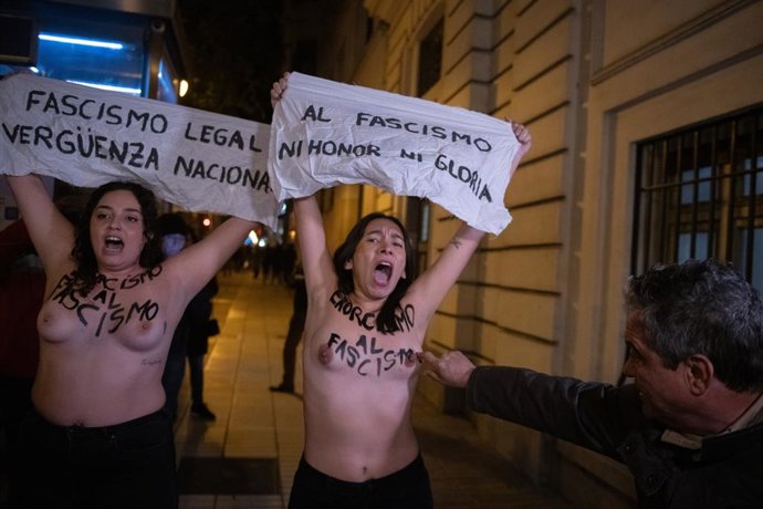 Duas ativistas do Femen Spain se manifestam em um comício franquista na paróquia dos Doze Apóstolos em 20 de novembro de 2025 em Madri, Espanha. O evento, organizado pela Fundação Nacional Francisco Franco e pela família do ditador, comemora o dia 20 de n