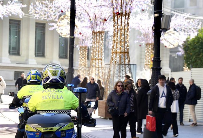 Imagen de archivo de agentes de la Policía Local de Sevilla de servicio tras activarse el Plan de Emergencia Nivel 1. A 28 de noviembre de 2025 en Sevilla.